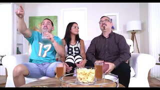 След това, в продължение на повече от половин час, той продължи шибания си много силно, и тя също започва да се повдигне задника ми, на всеки един от моите бабуни и през цялото време подкрепяше ме, тя ми казваше, да, uv, вставь още малко, да. Две пълни вътре