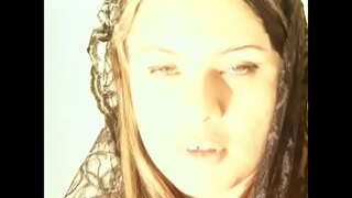 призрак самогубця, який прийшов до рудоволосої шлюхи з білими від сперми грудьми після жорсткого сексу з трьома хлопцями, щоб нагадати їй про її борг