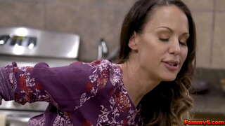 Morena gostosa mulher Mckenzie Lee fica um pouco de DNA do jovem garanhão, e faz dele cum