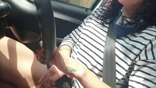 Եմ սիրում հասարակական մեքենա է խաղում իր փոքրիկ киской