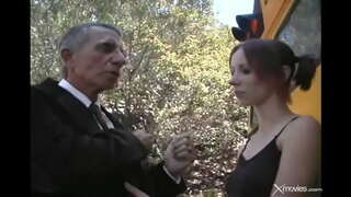 Очаровуюча і пригодницьки настроєна дівчина: анальний секс, мінет