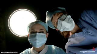 Прывязаная і з вехцем ў роце ў медыцынскім крэсле пацыентка брунэтка лесбіянка Касандра Нікс знаходзіцца ва ўладзе доктара ў латэксе Шанэль Прэстан, а затым отшлепана ў падвешаным стане.