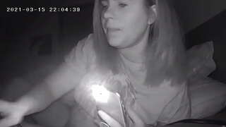 Busty Milf Förstör Hennes Klitoris vid Sänggåendet Gömda