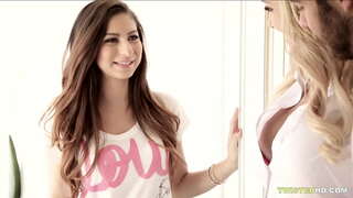 Нявінная няня трахацца ўтрох