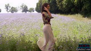 Грудаста Угорська Мамочка Модель Роздягається І Безумовно Гаряча Голою