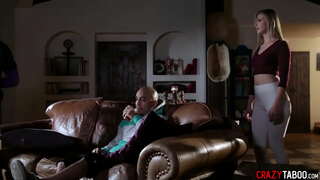 Красуня Джилліан Дженсон стає на коліна і смокче великий член, насолоджуючись жорстким сексом в кицьку після цього