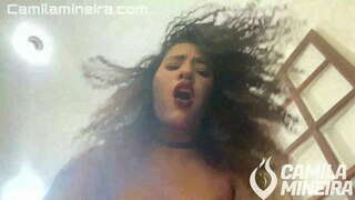 Nagsakay sa iyang dako nga manok sa pag-angkon sa usa ka daghan sa dako nga diha sa iyang nanghimungot pussy