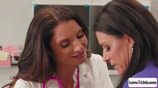 مفلس ممرضة يغوي جبهة تحرير مورو الإسلامية المعلم ويلعق لها كس حلق.امرأة سمراء المصات لها كبير الثدي ثم يلعق استمنى فرجها.ثم أنها 69