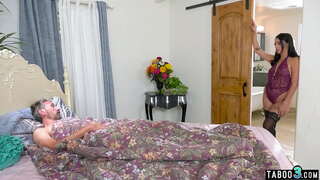 Старий отчим займається анальним сексом зі своєю худенькою латиноамериканською падчерицею