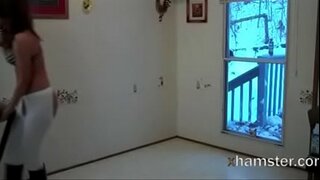 Эксгибиционист, вытирающий голышом үчүн подметальщика, ал обошел тарап!