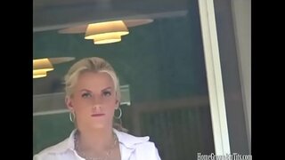 Sexy blonde met&#039;n groot natuurlike borste naai haar kêrel deur die swembad