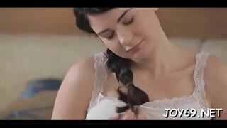 Lascivo Lúcia L. está lentamente ficando nua apenas por diversão