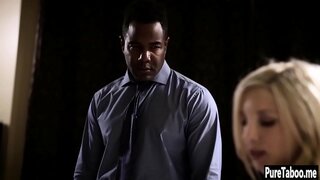 Seksīga beibe sūkā lielu cieto melns gailis