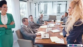 Vollbusige milf-Fraen goen Kapp-u-Kapp-während e boardmeeting.D &#039; Geschäftsleit sech sou séier wéi Se kënnen.Endlech d &#039; milfs hunn de Raum fir sech selwer an ufänken ze küssen an lecken gläiche