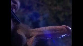 Guineu ravenhaired babe es copejat per votary com a ritual de Diable de culte