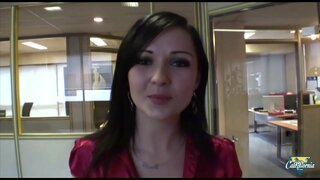 Petite brunette offre son cul avec plaisir