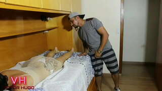 ВОНА ІМІТУЄ