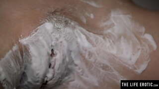 Vezi sânii ei mari jiggle ca se rade paroase pasarica si se masturbeaza