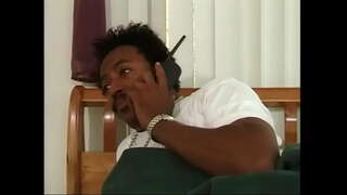 Kızıl saçlı ve büyük göğüslü seksi siyah kadın BJ verir ve sonra içeride siyah dick ile dolu onun önünü alır